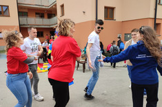 Wolontariusze podczas zabaw z dziećmi, zdjęcie udostępnione przez wolontariusza