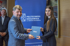 Od lewej: prof. P. Koszelnik, absolwentka Wydziału Zarządzania J. Moczarny, fot. B. Motyka