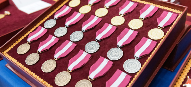 Pracownicy Wydziału Zarządzania uhonorowani odznaczeniami podczas inauguracji 75-lecia PRz