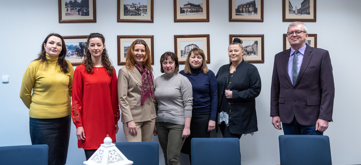 Od lewej: dr Vita Hryhorieva, dr Alla Karnaukh-Brożyna, dr hab. Beata Zatwarnictka-Madura, prof. PRz, dziekan WZ, Tetiana Kalashnikova, dr Larysa Lysak, dr Justyna Stecko, prodziekan ds. kształcenia, dr hab. Tadeusz Olejarz, prodziekan ds. rozwoju,
