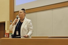 Prodziekan dr Justyna Stecko podczas inauguracji roku akademickiego 2023/24 dla studentów pierwszego roku,