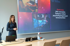 Mgr Ewelina Nycz w trakcie prezentacji nt. EyeTrackera, fot. A. Surowiec