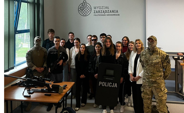 Spotkanie studentów z funkcjonariuszami SPKP Rzeszów na Wydziale Zarządzania,