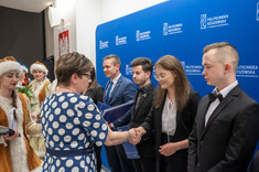 Gratulacje od prof. PRz Iwony Włoch odbiera Klaudia Dubiel, fot. Arkadiusz Surowiec