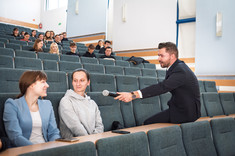 Spotkanie z Kamilem Łuką – absolwentem Wydziału Zarządzania PRz i członkiem załogi pokładowej PLL LOT,