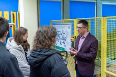 Dr inż. Paweł Dobrzański z uczniami podczas prezentacji w Laboratorium Nowoczesnych Technologii w Logistyce, fot. A. Surowiec