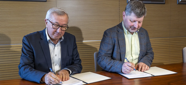 Od lewej: M. Darecki, prof. dr hab. inż. P. Koszelnik,