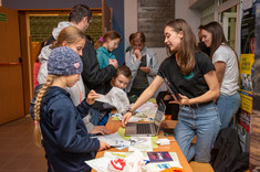 Studenci z koła naukowego wraz z grupą dzieci i młodzieży.
