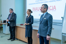 Od prawej: prof. dr hab. Grzegorz Ostasz - prorektor ds. studenckich, dr hab. Beata Zatwarnicka-Madura, prof. PRz - dziekan WZ i dr Adam Laska - opiekun studiów podyplomowych Zarządzanie bezpieczeństwem i higieną pracy, fot. A. Surowiec
