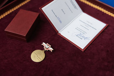 Pracownicy Wydziału Zarządzania uhonorowani odznaczeniami podczas inauguracji 75-lecia PRz