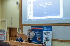 Prelegentka podczas wystąpienia na konferencji. 