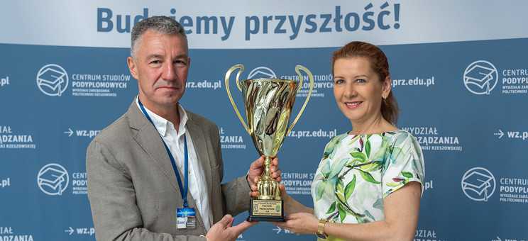 Prof. G. Rosłan przekazuje Puchar Rektora dla najliczniej reprezentowanego wydziału dziekan WZ, prof. PRz B. Zatwarnickiej-Madurze, fot. Arkadiusz Surowiec
