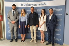 Absolwenci z prorektorem PRz prof. dr. hab. Grzegorzem Ostaszem, zdjęcie udostępnione przez dziekanat WZ