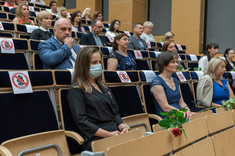 Widok osób zgromadzonych w sali, gdzie odbywała się uroczystość