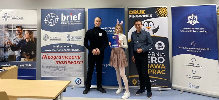 Organizatorzy wydarzenia z laureatką nagrody za najlepszy strój,