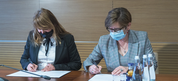 Podpisanie porozumienia przez prorektor PRz dr hab. Iwonę Włoch, prof. PRz i dyrektor ZSNG Joannę Kubit, fot. A. Surowiec