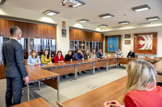 Prof. G. Ostasz (stoi). Od lewej siedzą: dr Larysa Lysak, dr Vita Hryhorieva, Tetiana Kalashnikova, dr inż. Polanskyi Konstiantyn, Dmytro Bieliaiev, Anastasia Komelkova, Rymma Halan, Vitalii Horovenko, dr inż. Yurii Seliutin, dr inż. Yurii Grytsuk,