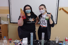 Wolontariuszki podczas zajęć z chemii - zdjęcie udostępnione przez wolontariuszy