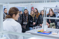 Uczestnicy Dnia Otwartego Wydziału Zarządzania podczas wartsztatów