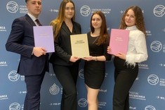 Absolwenci kierunku logistyka,