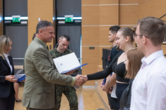 Studenci odbierający zaświadczenia o ukończeniu szkolenia teoretycznego programu "Legia Akademicka" od płk. dr. Mariusza Stopy, fot. Arkadiusz Surowiec