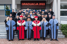 Absolwenci w towarzystwie dziekanów WZ, prorektorów PRz i promotorów, fot. A. Surowiec.