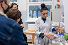 Wizyta w Laboratorium instrumentalnej analizy jakości żywności. O laboratorium opowiada dr inż. Karolina  Choroszy,