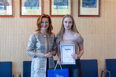 Finalistka konkursu w towarzystwie dziekan WZ, dr hab. B. Zatwarnickiej-Madury, fot. Arkadiusz Surowiec