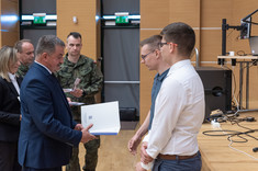 Studenci odbierający zaświadczenia o ukończeniu szkolenia teoretycznego programu "Legia Akademicka" od płk. dr. inż. Marka Barcia, fot. Arkadiusz Surowiec