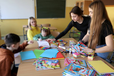 Dwie studentki podczas zabaw plastycznych z dziećmi, fot. Andrzej Górski