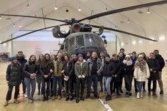 Studenci oraz pracownicy WZ podczas wizyty w 8.Bazie Lotnictwa Transportowego i 3. Grupie Poszukiwawczo-Ratowniczej w Krakowie, fot. organizator wizyty 