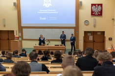 Dr Justyna Stecko z przedstawicielami Wydziałowego Samorządu Studenckiego, fot. Arkadiusz Surowiec