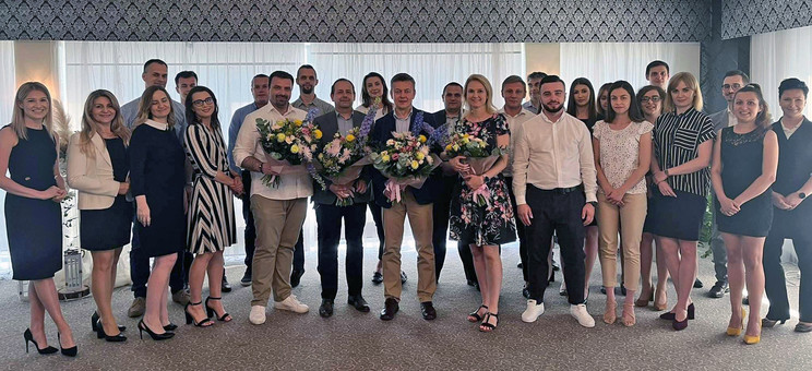 Absolwenci w towarzystwie wykładowców - od lewej: mgr Artur Polakiewicz, dr inż. Dariusz Wyrwa, dr hab. Jacek Strojny, prof. PRz i dr Agnieszka Zielińska, zdjęcie udostępnione przez kierownika kierunku