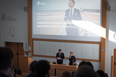 Spotkanie z Kamilem Łuką – absolwentem Wydziału Zarządzania PRz i członkiem załogi pokładowej PLL LOT,