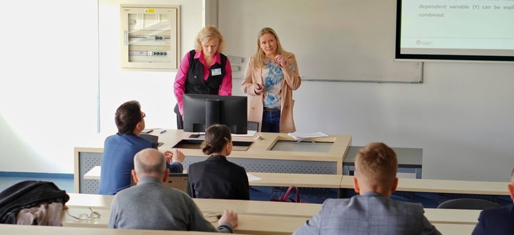 dr J. Stec-Rusiecka oraz dr Aldona Migała-Warchoł podczas prezentacji swoich wyników badań,