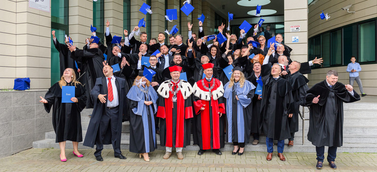 Absolwenci podyplomowych studiów MBA