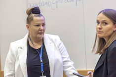 Prodziekan dr Justyna Stecko podczas inauguracji roku akademickiego 2023/24 dla studentów pierwszego roku,