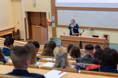 Prodziekan WZ ds. kształcenia, dr Justyna Stecko podczas immatrykulacji, fot. Arkadiusz Surowiec