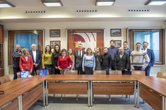 Zdjęcie pamiątkowe członków delegacji wraz z jej opiekunami, w towarzystwie prorektora PRz, prof. Grzegorza Ostasza,
