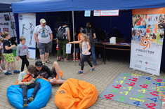 Stanowisko Programu PROJEKTOR, fotografia udostępniona przez studentów WZ - wolontariuszy wydarzenia fotografia udostępniona przez studentów WZ - wolontariuszy wydarzenia (twarze dzieci rozmyto celowo, dla ochrony wizerunku nieletnich)