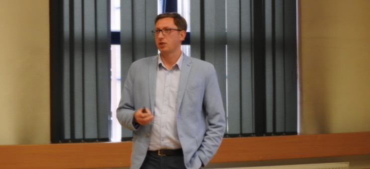 Krzysztof Ostafiński podczas prelekcji, źródło: organizator wykładu. 