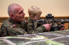 Żołniarz z małym chłopcem.