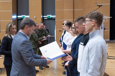 Studenci odbierający zaświadczenia o ukończeniu szkolenia teoretycznego programu "Legia Akademicka" od prof. Piotra Koszelnika, fot. Arkadiusz Surowiec