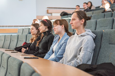 Spotkanie z Kamilem Łuką – absolwentem Wydziału Zarządzania PRz i członkiem załogi pokładowej PLL LOT,