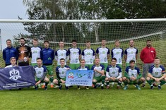 Pamiątkowe zdjęcie zespołu na tle bramki, fotografia udostępniona przez Centrum Sportu Akademickiego PRz