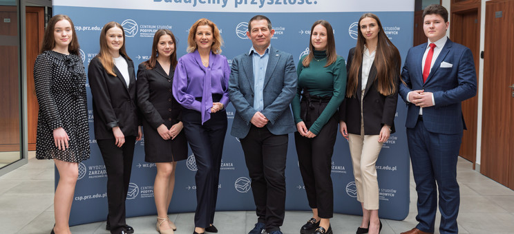 Stypendyści ministra nauki z dziekanką WZ prof. PRz B. Zatwarnicką-Madurą i prorektorem ds. studenckich i umiędzynarodowienia prof. PRz B. Millerem,