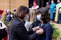 Brązowy Medal za Długoletnią Służbę dla dr Sabiny Rokity wręcza wojewoda podkarpacki Ewa Leniart, fot. A. Surowiec