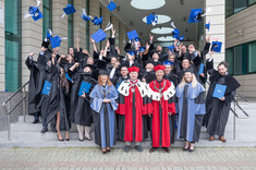Tradycyjne wyrzucenie biretów w górę przez absolwentów, fot. Arkadiusz Surowiec