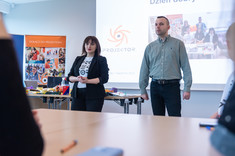 Od lewej: przewodnicząca WSS Lidia Śmigiel i prowadzący warsztaty Kamil Wrzos, fot. A. Surowiec