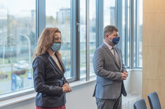 Od lewej dziekan WZ, dr hab. Beata Zatwarnicka-Madura, prof. PRz i rektor PRz, prof. dr hab. inż. Piotr Koszelnik, fot. A. Surowiec